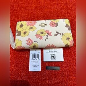 ❤️❤️❤️NWT Coach large continental wallet/floral/Gold hardware ❤️❤️❤️